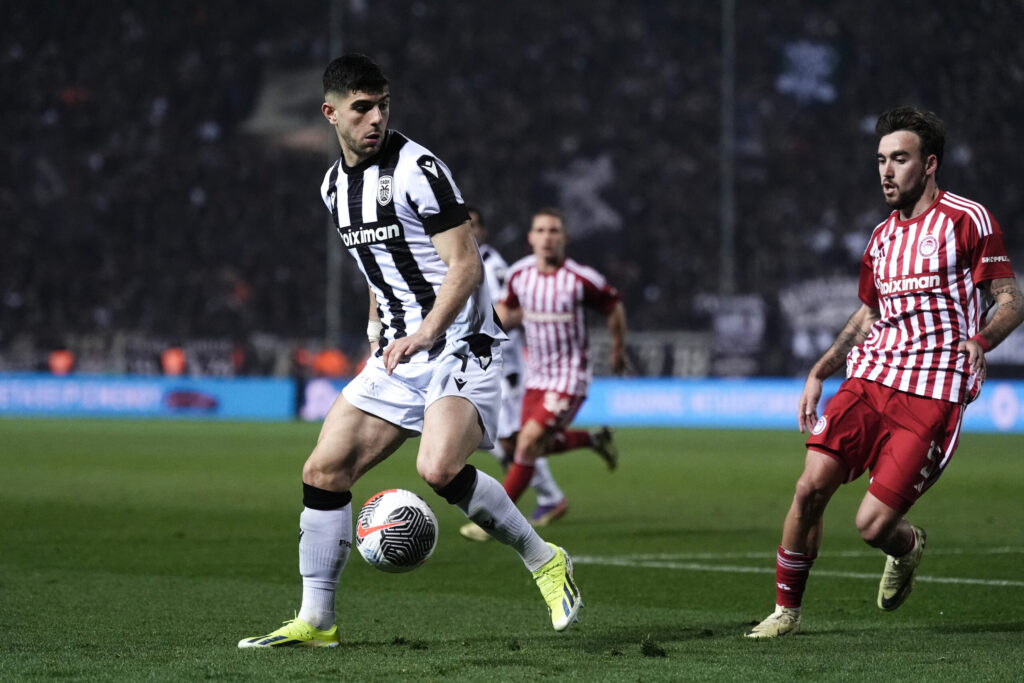 Der VfL Wolfsburg hat sich mit Konstantinos Koulierakis verstärkt. Das gaben die Niedersachsen am heutigen Dienstag bekannt. Als torgefährlicher Abwehrspieler machte sich der Grieche bei PAOK Saloniki einen Namen.