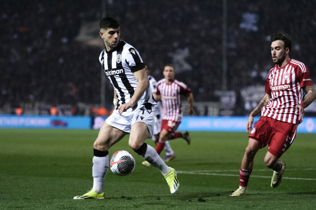 Eintracht Frankfurt ist auf der Suche nach einem Nachfolger für William Pacho zügig fündig geworden. Mit Konstantinos Koulierakis von PAOK Salonik sollen sich die Hessen bereits einig sein.