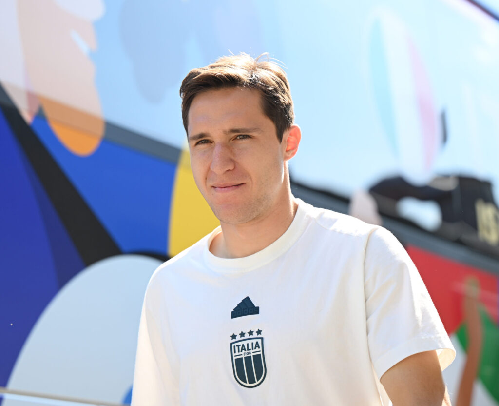 Federico Chiesa grinst in Freizeitklamotten