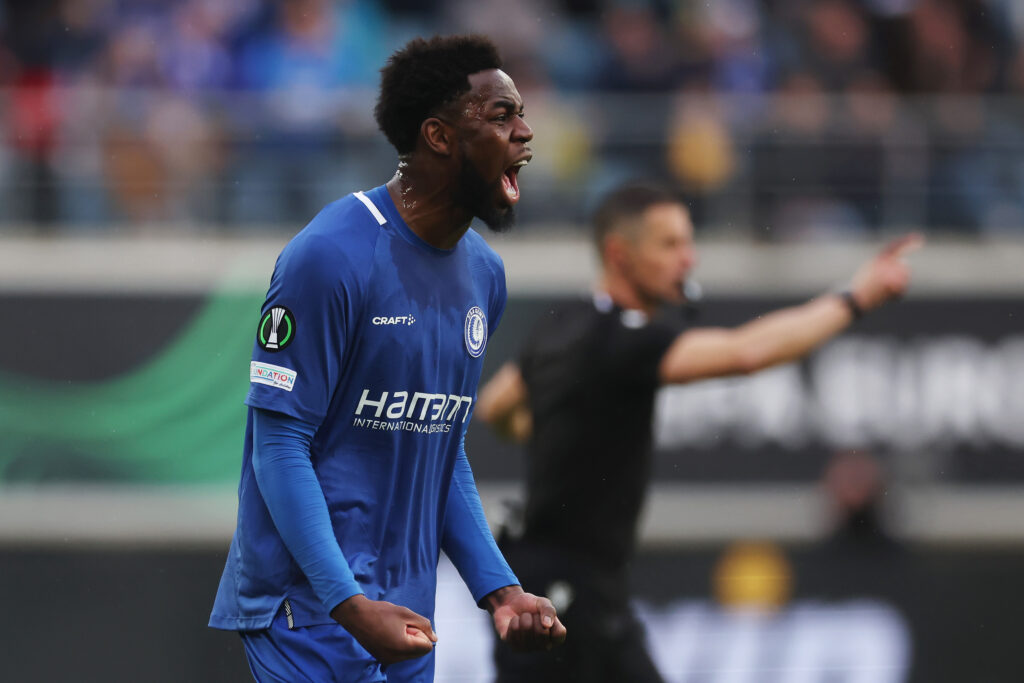 Nach der Absage von Konstantinos Koulierakis befindet sich Eintracht Frankfurt weiterhin auf der Suche nach einem Innenverteidiger. Dabei ist ein ehemaliger Bundesliga-Akteur in das Visier der Adler gerückt.