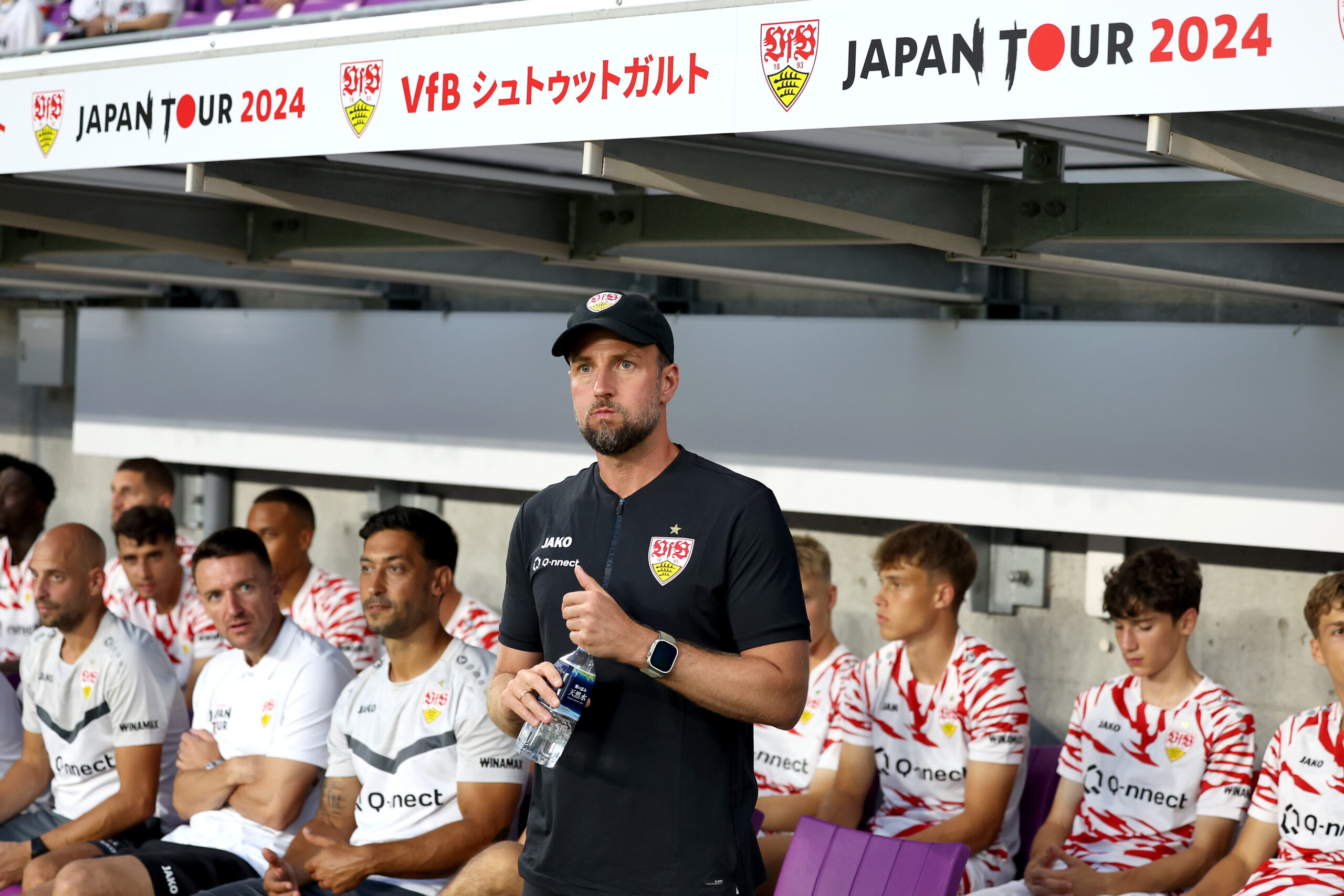 Vor dem Auftaktspiel des VfB Stuttgart gegen den SC Freiburg wird Trainer Sebastian Hoeneß kreativ werden müssen, um die zahlreichen Ausfälle in der Defensive zu kaschieren.
