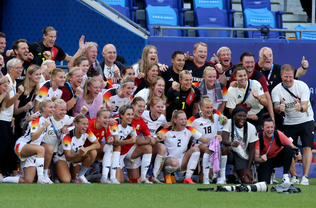 Die deutschen Frauen gewannen Bronze bei den Olympischen Spielen, sehr zur Freude von DFB-Präsident Bernd Neuendorf.