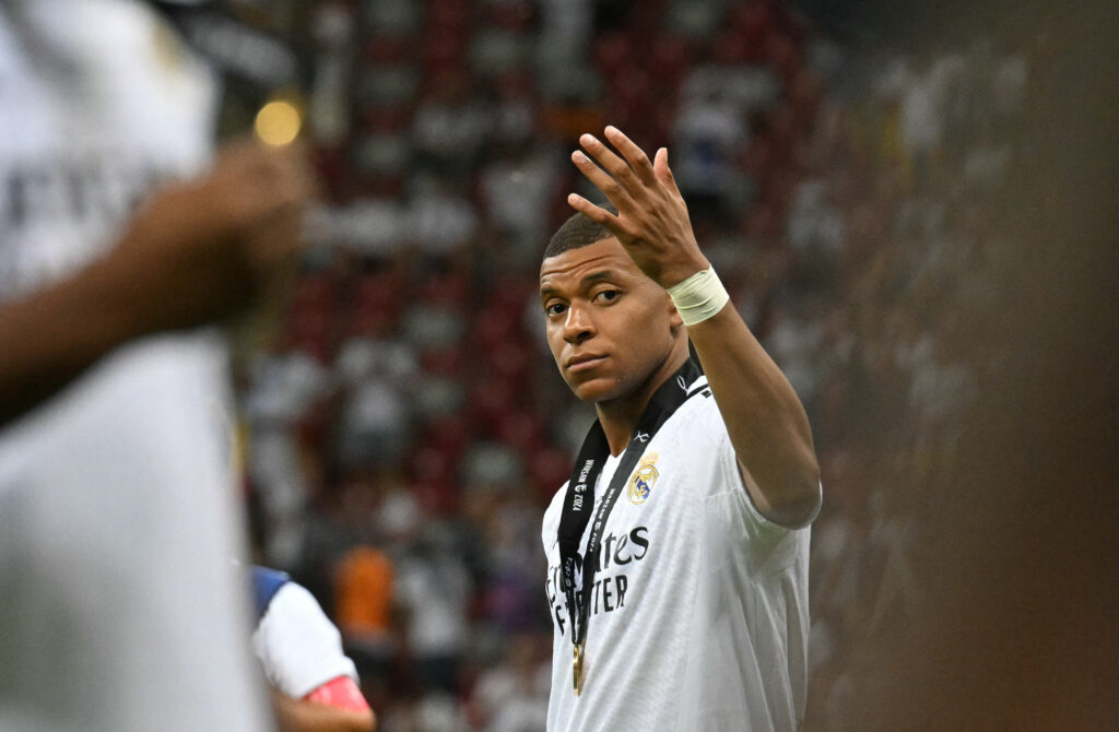 Kylian Mbappé bejubelt im Trikot von Real Madrid seinen ersten Tiel mit den Blancos nach dem UEFA Supercup 2024.
