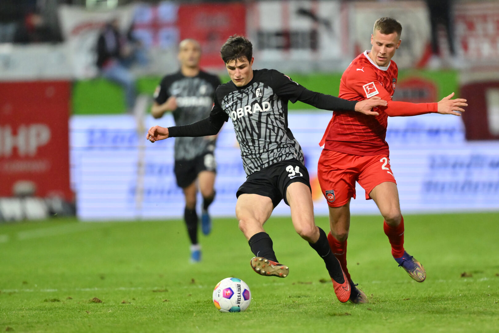 Der SC Freiburg hat vorzeitig mit Merlin Röhl verlängert. Über die genauen Modalitäten vereinbarten Klub und Spieler Stillschweigen.