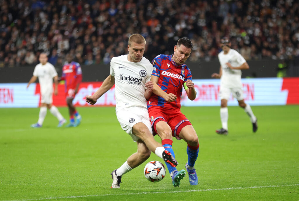 Am ersten Spieltag der Europa League hat Eintracht Frankfurt den tschechischen Top-Klub Viktoria Pilsen empfangen. Im strömenden Regen verspielte die SGE einen vermeintlich komfortablen Vorsprung und kassierte in der Nachspielzeit das 3:3. 