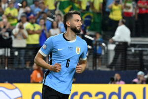 Rodrigo Bentancur von den Tottenham Hotspur ist von der FA wegen Fehlverhaltens in einem Interview gerügt worden. Bei einem Länderspiel hatte der Uruguayer einen geschmacklosen Witz zulasten seines Teamkollegen Heung-Min Son gemacht.