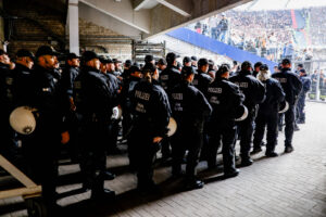 Hamburg könnte als zweites Bundesland seine Fußball-Profiklubs für die Kosten der Polizeieinsätze rund um Hochrisikospiele zur Kasse bitten. Die Bürgerschaft der Hansestadt stimmte am Mittwoch einem Antrag auf Prüfung zu. Sollte es zum Vollzug kommen, wären davon der Erstligist FC St. Pauli und der Zweitligist Hamburger SV betroffen.