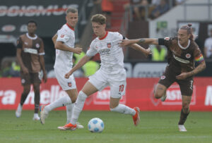 Der 1. FC Heidenheim schreibt momentan an einem weiteren Kapitel einer ohnehin märchenhaften Fußball-Romanze. Die Mannschaft von Frank Schmidt trotzt den Abgängen sämtlicher Leistungsträger und hat sich zu DER Geschichte des Saisonstarts aufgeschwungen. Im Mittelpunkt dieser Story steht Paul Wanner. Doch es wäre fatal, den Erfolg der Schwaben auf nur einen Namen zu reduzieren. 
