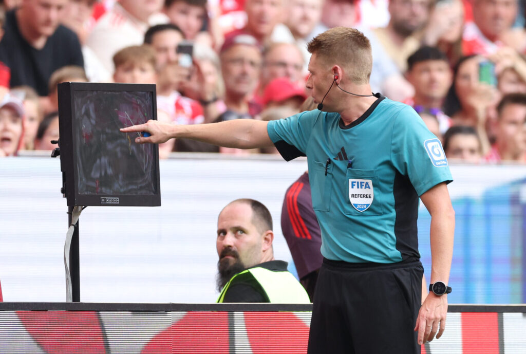 DFB-Schiedsrichter Christian Dingert nimmt den VAR zur Hilfe