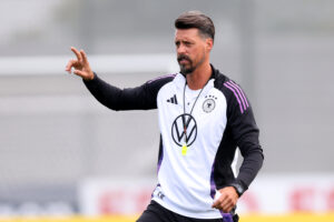 Als Co-Trainer von  Julian Nagelsmann überzeugt Sandro Wagner bislang auf ganzer Linie. Der 36-Jährige ist heiß begehrt und könnte den DFB bei einem passenden Angebot verlassen.