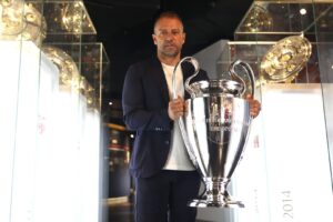 Champions League: Hansi Flick hält die Trophäe in den Händen
