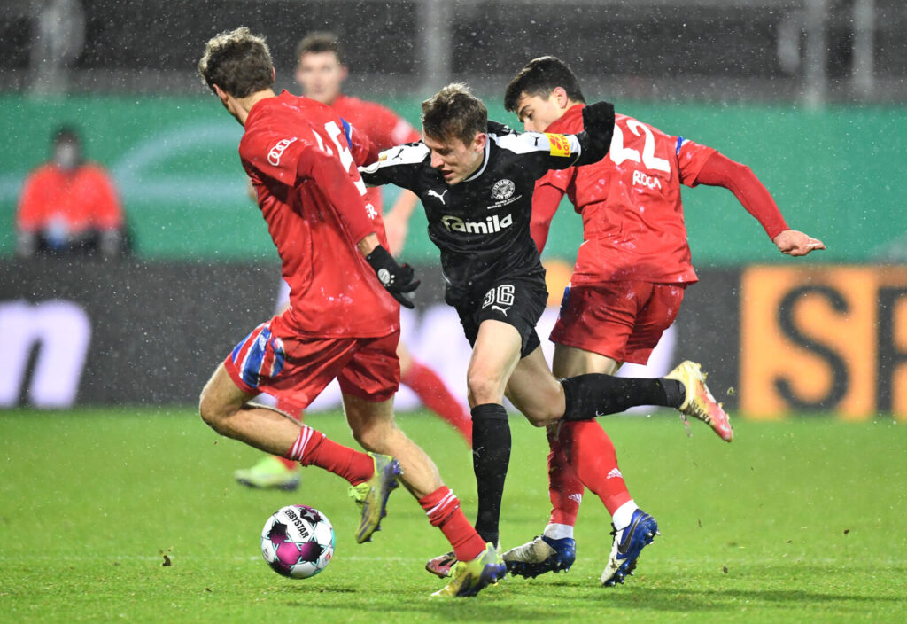 Wenn Holstein Kiel am Samstag den großen FC Bayern München herausfordert, treffen maximale Gegensätze aufeinander. Der klare Außenseiter will aber keinesfalls in Ehrfurcht erstarren - und träumt vom erneuten Coup.