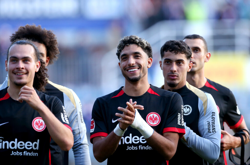 Dank einer fabelhaften Siegesserie und Super-Torjäger Omar Marmoush ist Eintracht Frankfurt erster Verfolger von Bayern München - beide Teams treffen nun aufeinander.