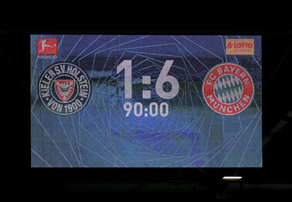 Bundesliga-Ergebnis auf Anzeigetafel. 1:6 Holstein Kiel vs. Bayern