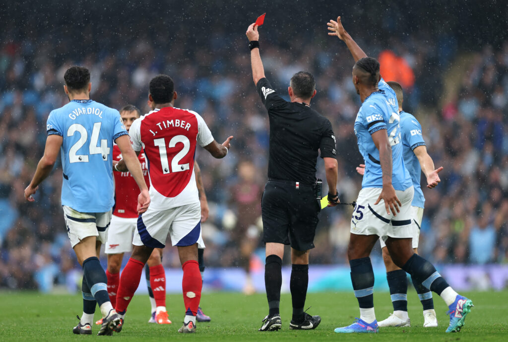 Michael Oliver zeigt Leandro Trossard vom FC Arsenal Gelb-Rot.