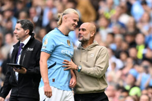 Erling Haaland und Pep Guardiola im netten Austausch.
