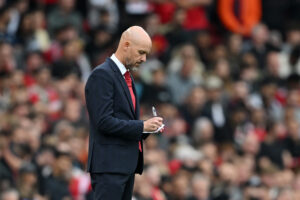 Nach der 0:3-Pleite gegen den FC Liverpool befindet sich Manchester United bereits im Panikmodus. Auf der anschließenden Pressekonferenz geriet Erik ten Hag dann mit einem Journalisten aneinander. 