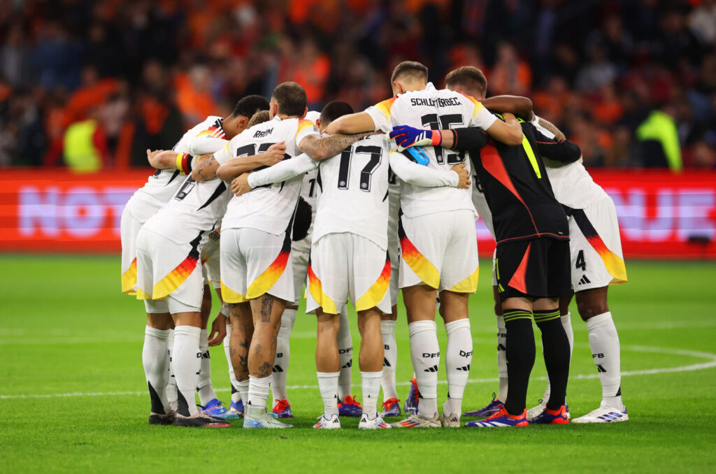 Die deutsche Nationalmannschaft hat sich gegen den EM-Halbfinalisten aus den Niederlanden ein 2:2 erkämpft. Dabei zeigte das junge Team viele Eigenschaften einer Top-Mannschaft. Und zeitgleich wurde klar, dass noch viel Arbeit vor Julian Nagelsmann und dem Trainerteam des DFB liegt. 