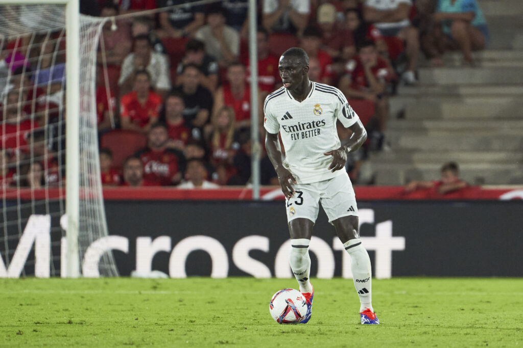 Linksverteidiger Ferland Mendy bleibt Real Madrid wohl langfristig erhalten. Das verkündete sein Trainer Carlo Ancelotti im Rahmen einer Pressekonferenz. 