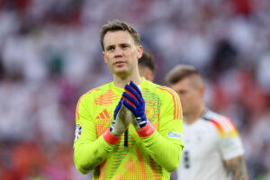 Marc-Andre ter Stegen wird im Ligaspiel des FC Barcelona beim FC Villarreal (5:1) mit einer Trage vom Platz gebracht. Die neue deutschen Nummer eins fällt wegen eines Risses der Patellasehne im rechten Knie monatelang aus.