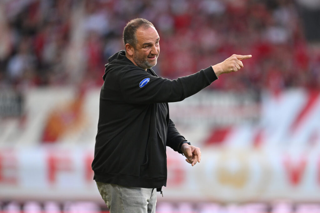 Frank Schmidt zeigt es an: Trainer Frank Schmidt zeigt es an: Der 1. FC Heidenheim will in der Bundesliga über dem Strich bleiben.