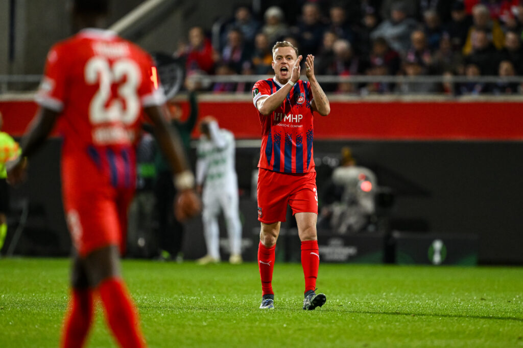 Der FC Heidenheim empfängt RB Leipzig zum ersten Sonntagsspiel auf der schwäbischen Ostalb. Dabei wollen beide Mannschaften Anschluss an die Spitzengruppe der Bundesliga halten.