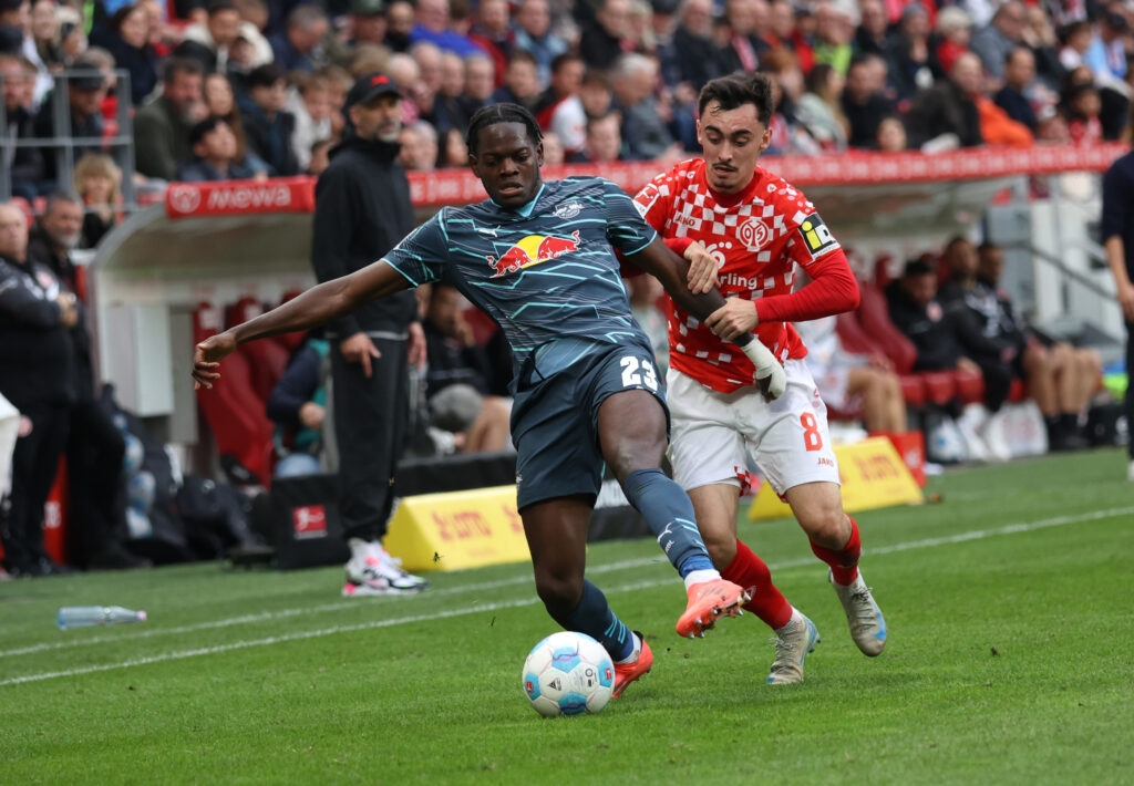 Castello Lukeba könnte schon bald einen neuen Vertrag bei RB Leipzig unterschreiben. Damit wollen die Sachsen auch dem Interesse zahlreicher Top-Klubs zuvorkommen.