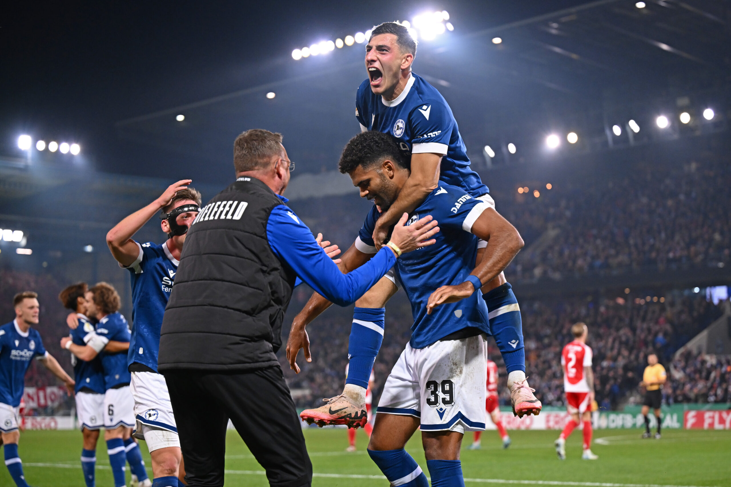 DFB-Pokal: Bielefeld schafft die Sensation, Bayern ohne Blöße