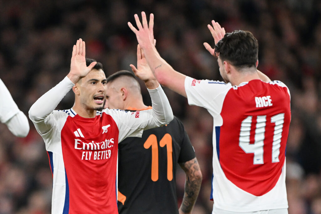 Abseits der Partien von Borussia Dortmund und dem VfB Stuttgart fanden am späten Dienstagabend fünf weitere Begegnungen ohne deutsche Beteiligung statt. Während der FC Arsenal gegen Donetsk selbstverschuldet zittern musste, ließ PSG gegen die PSV Eindhoven zwei unerwartete Punkte liegen. 