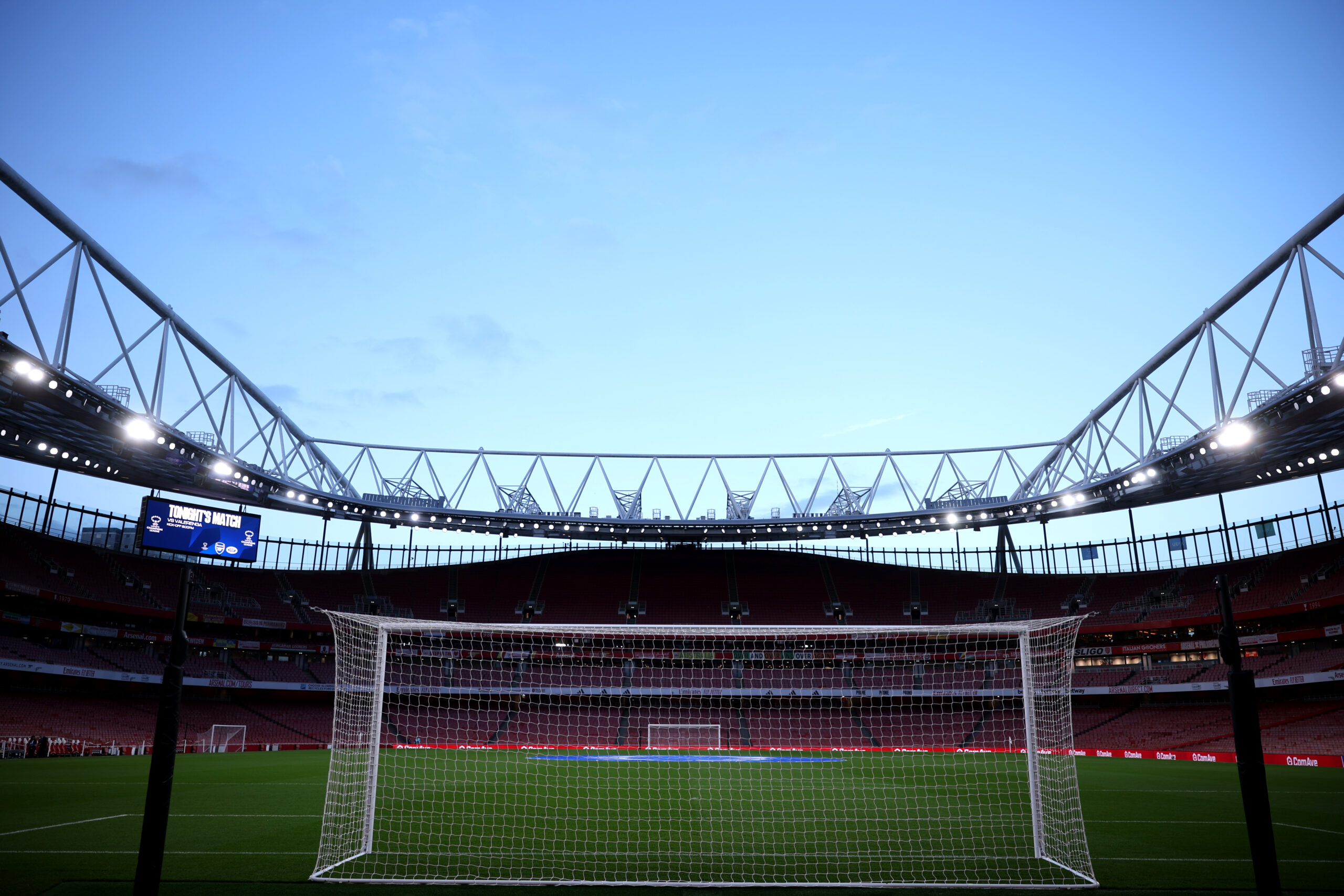 Um mit den Einnahmen der Ligakonkurrenz mithalten zu können, plant der FC Arsenal einen Ausbau des Emirates Stadium. Damit wollen die Gunners auch die hohe Nachfrage nach Tickets bedienen. 