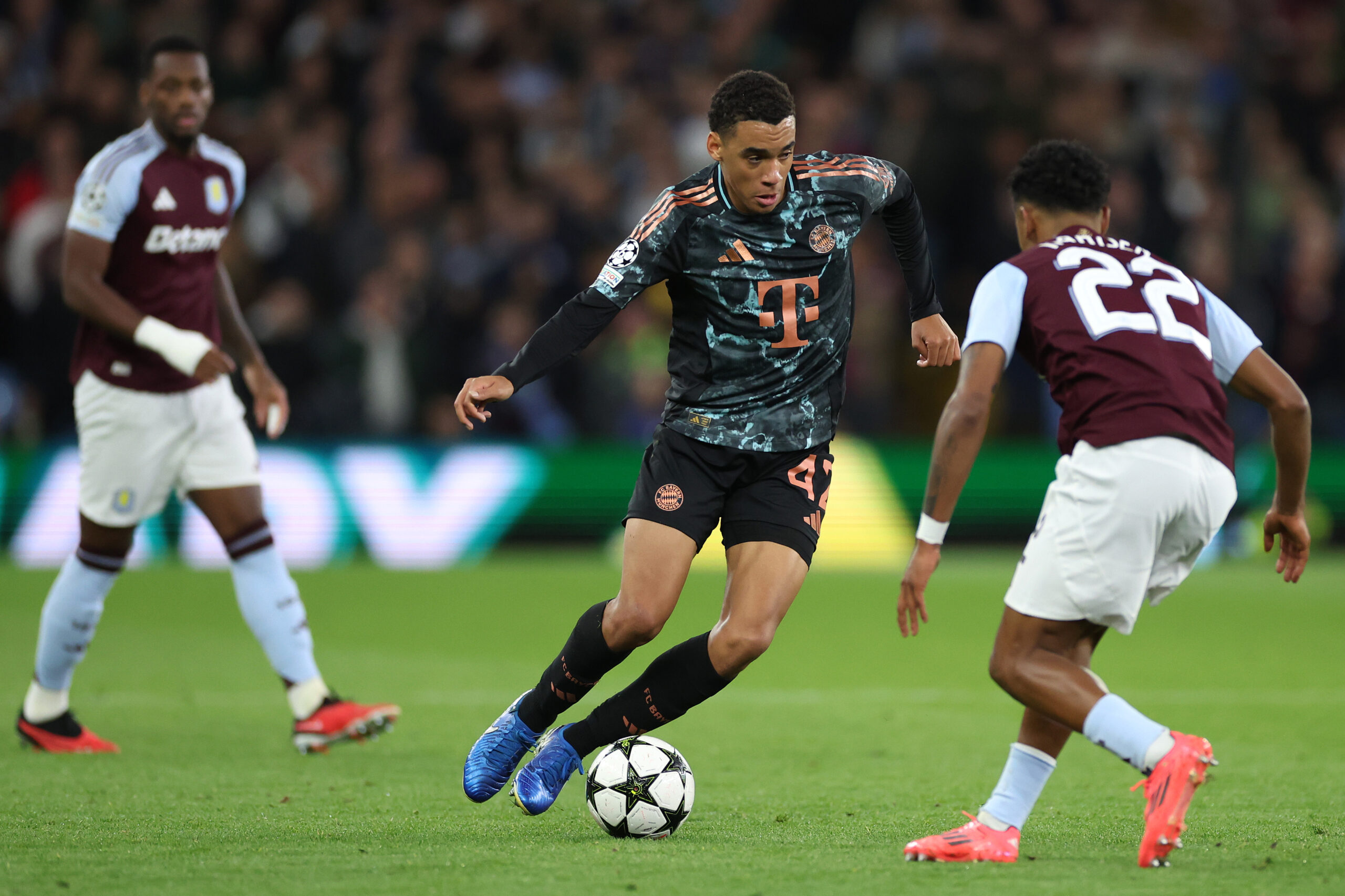 Der FC Bayern wird vorerst auf Superstar Jamal Musiala verzichten müssen. Aufgrund von Hüftgelenksbeschwerden verpasst der 21-Jährige sowohl das bevorstehende Bundesliga-Duell als auch die kommende Länderspielpause.