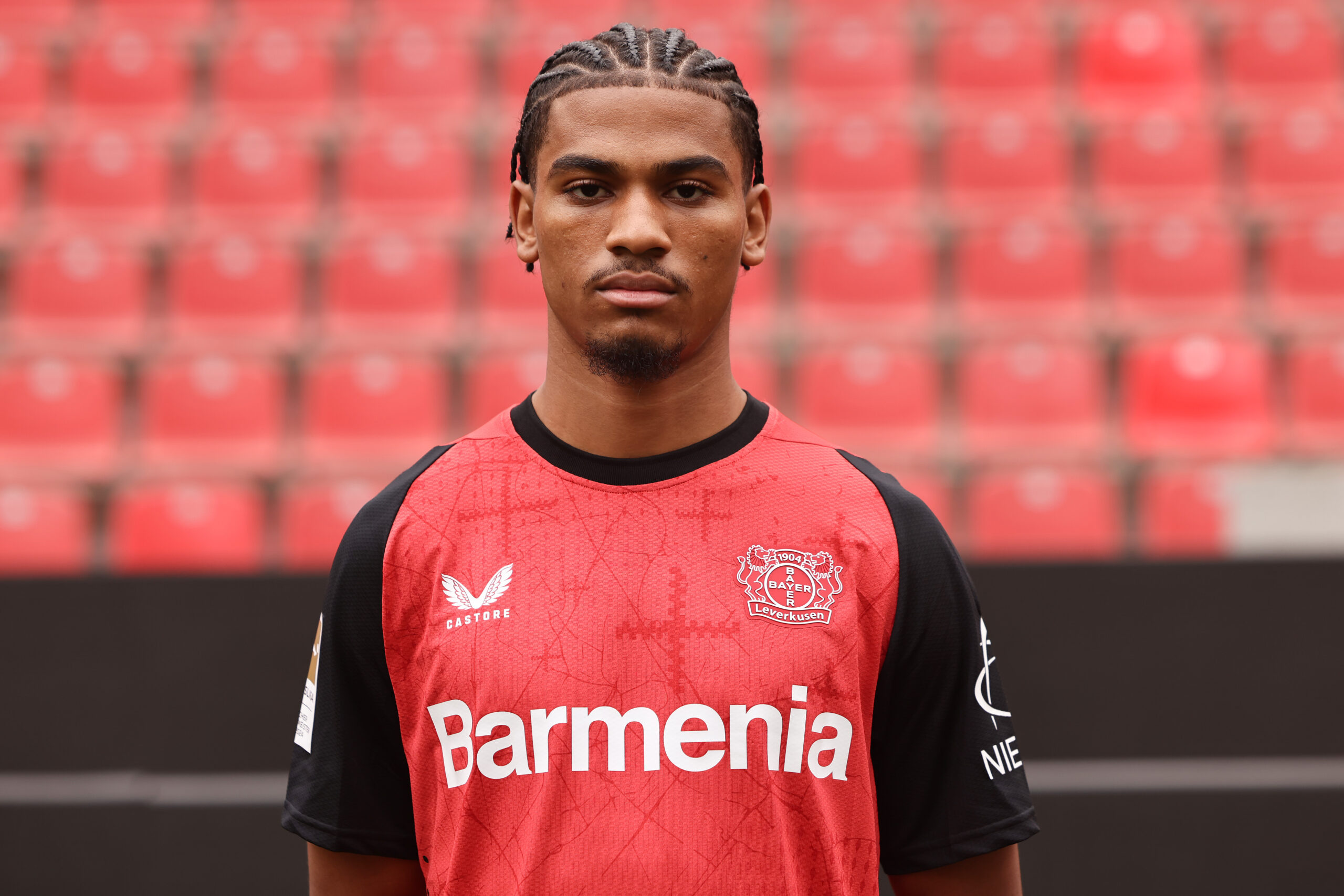 Schock für Bayer Leverkusen: Amine Adli erleidet Wadenbeinbruch