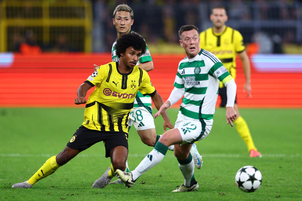 Borussia Dortmund muss wohl länger als zunächst erwartet auf Karim Adeyemi verzichten. Nuri Sahin erklärte, dass er erst nach der Länderspielpause im November wieder mit seinem Schützling rechne. 