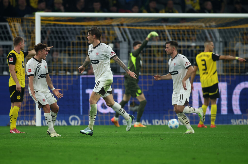 Der FC St. Pauli hat den Vertrag mit Leistungsträger Eric Smith vorzeitig verlängert. Das gab der Bundesligist am Montagmittag offiziell bekannt.