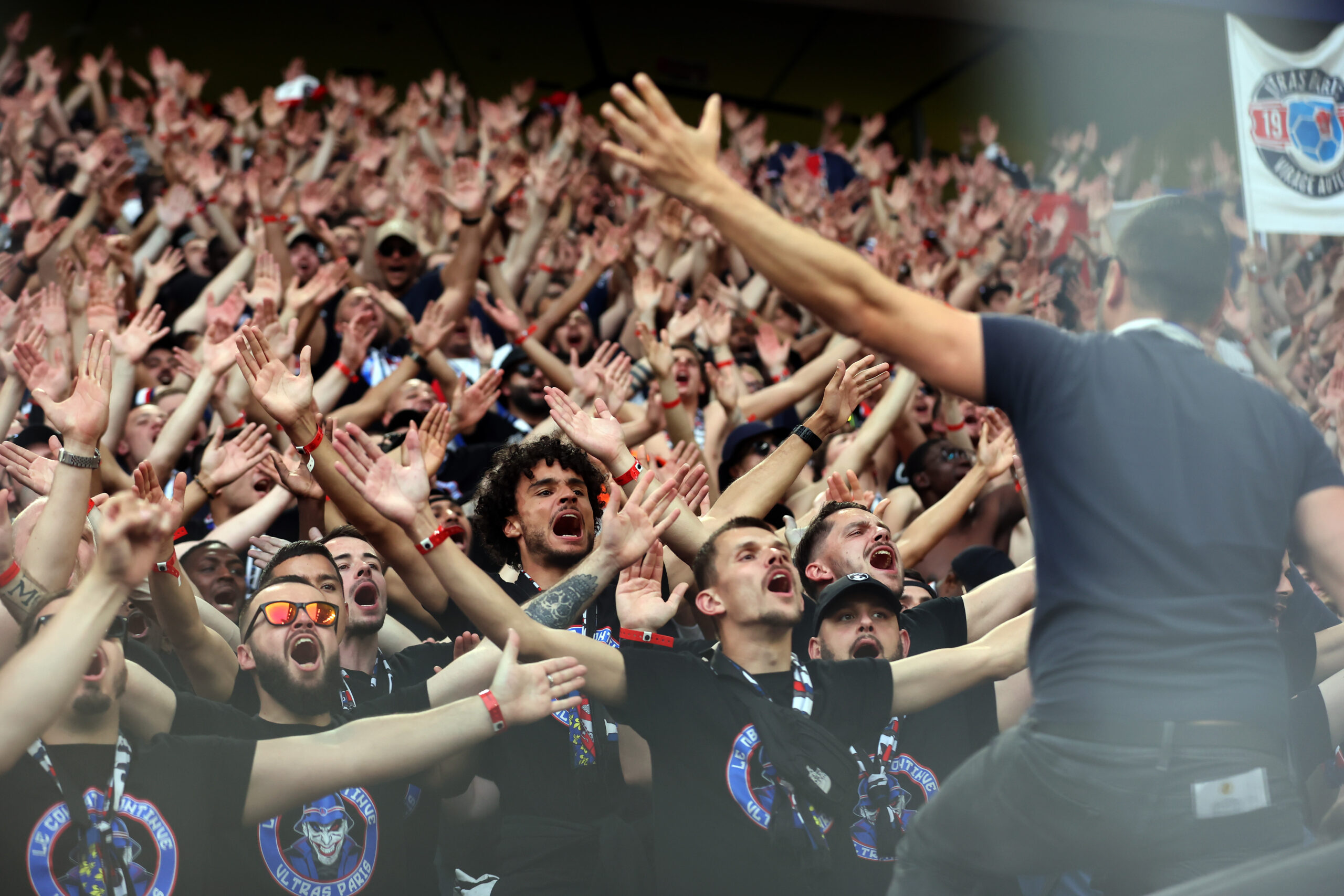 Das Hochrisikospiel zwischen Olympique Marseille und PSG wird erneut ohne Gästefans stattfinden müssen. Die zuständige Polizeibehörde gab einen entsprechenden Erlass bekannt.