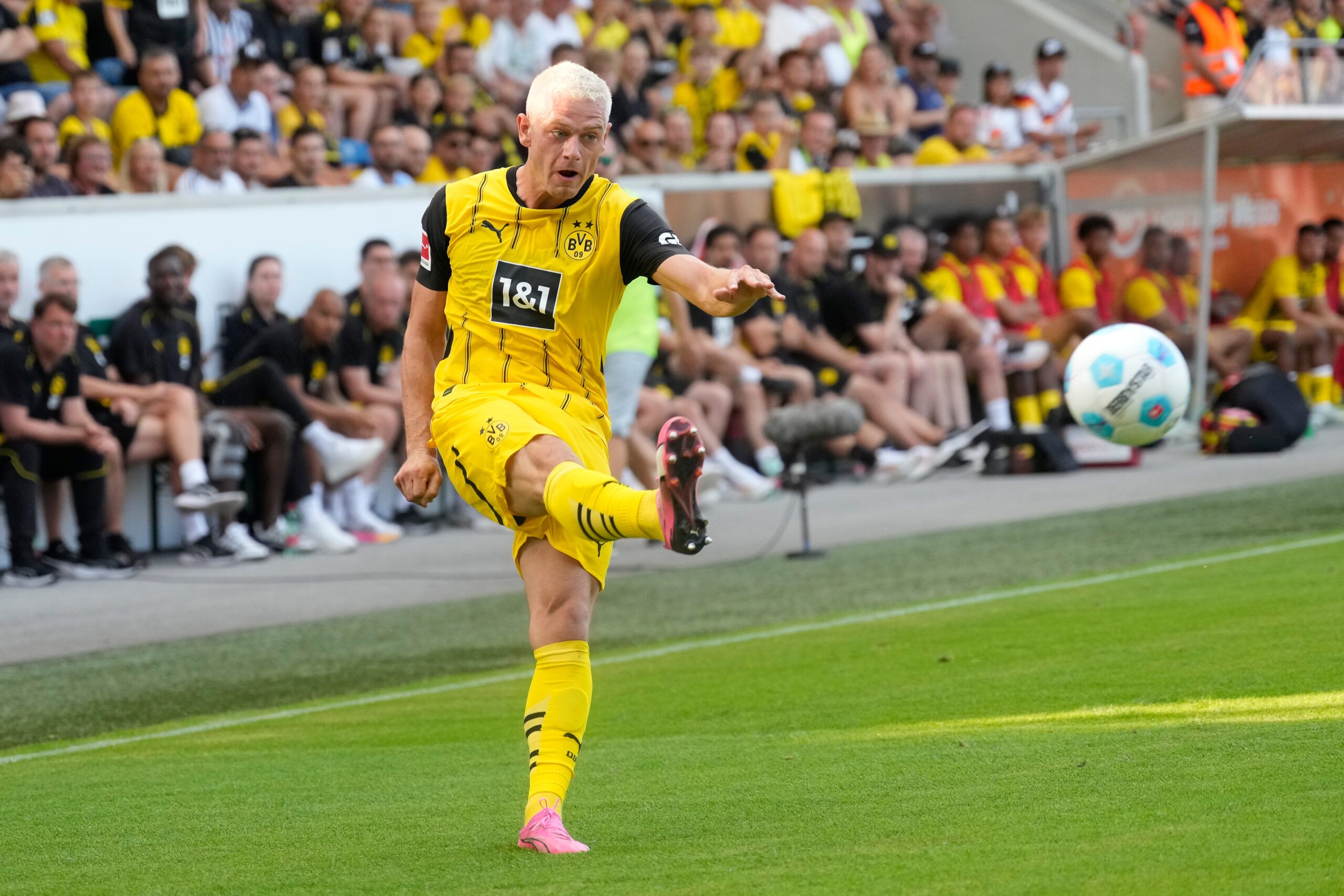 Borussia Dortmund hat den Vertrag von Julian Ryerson verlängert. Der Norweger hat ein langfristiges Arbeitspapier unterschrieben.