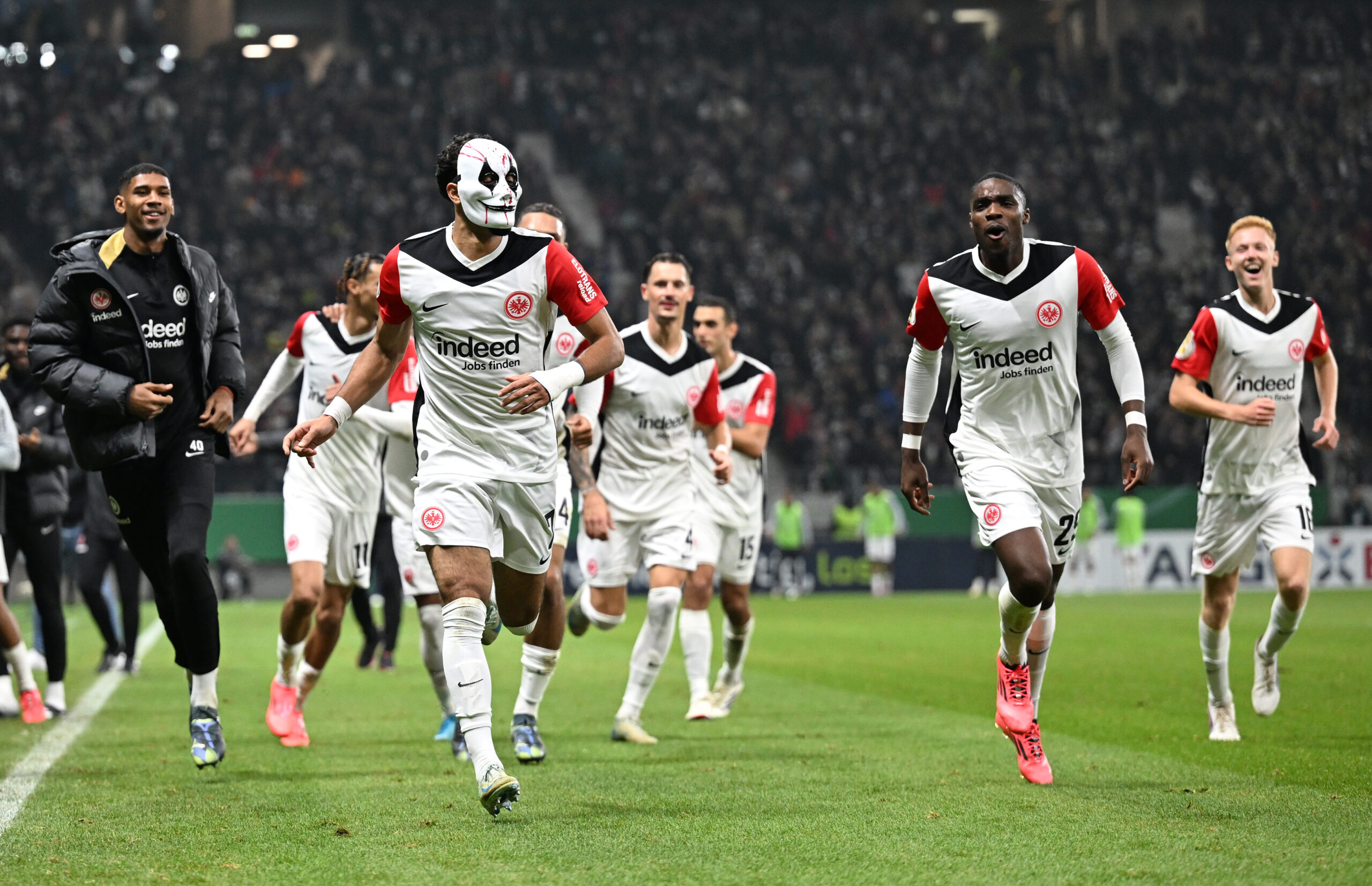 DFB-Pokal: Frankfurt gewinnt Fight trotz langer Unterzahl – Spätes Drama in Berlin