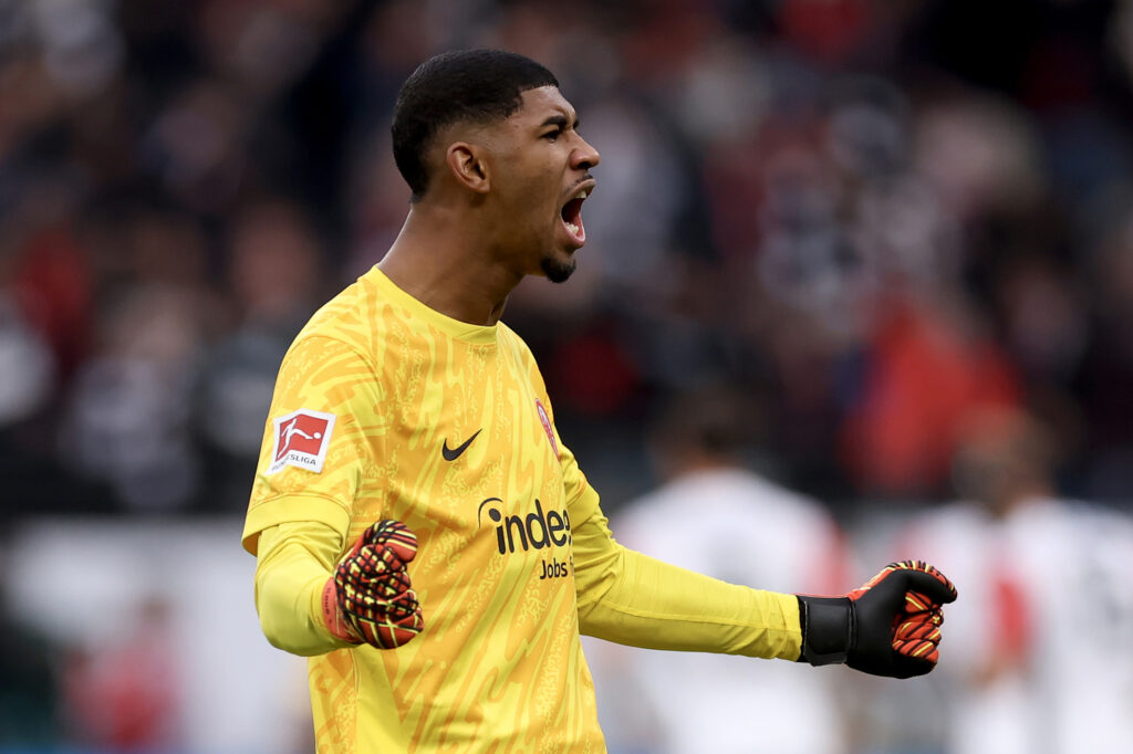 Kaua Santos ballt die Fäuste und jubelt im Trikot von Eintracht Frankfurt