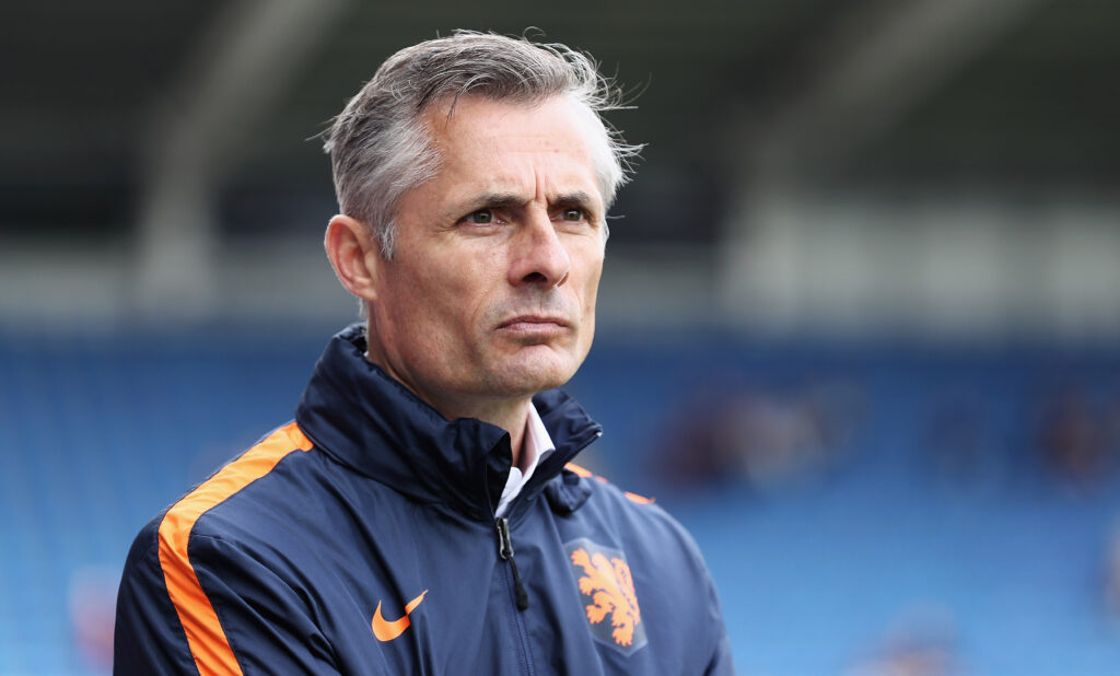 Am heutigen Montag hat der FC Schalke Kees van Wonderen offiziell als seinen neuen Cheftrainer vorgestellt. Der Niederländer zeigte sich auf seiner erste Pressekonferenz durchaus angriffslustig. 