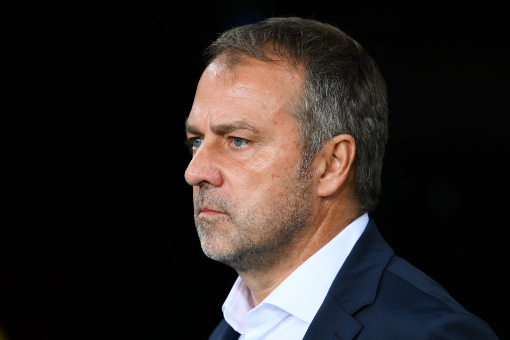 Vor dem Champions-League-Duell gegen den FC Bayern hat sich Hansi Flick zur Wiedersehen mit seiner Ex-Mannschaft geäußert. Vor allem die Spielweise von Vincent Kompany gefällt Flick.