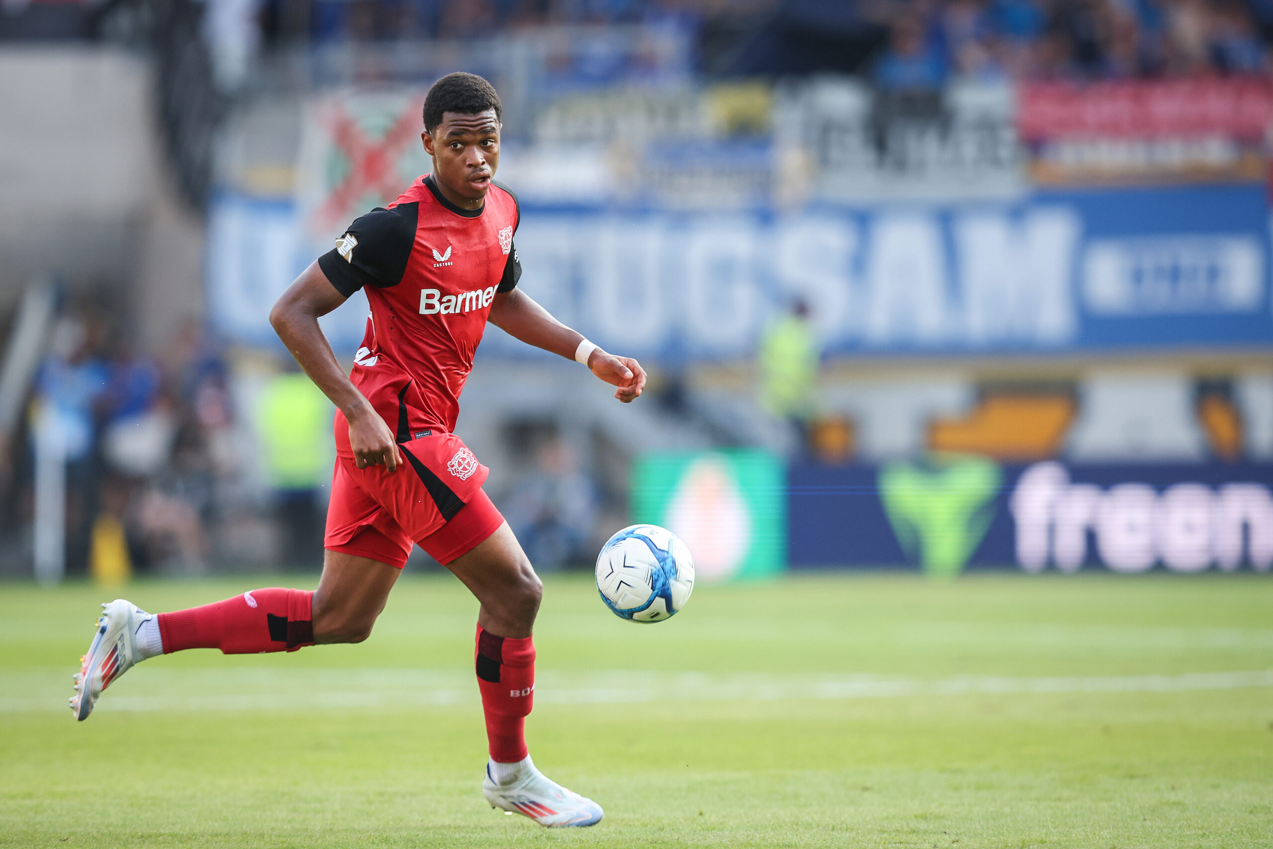 Jeanuel Belocian von Bayer Leverkusen muss sich einer Operation am Sprunggelenk unterziehen. Damit wird der Franzose der Werkself vorerst nicht zur Verfügung stehen.