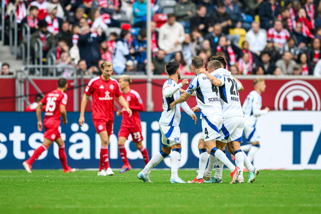 In der 2. Bundesliga haben am Samstagnachmittag drei Spiele stattgefunden. Während Eintracht Braunschweig in einem hitzigen Niedersachsen-Derby über Hannover 96 triumphierte, gewann der HSV das Spitzenspiel in Düsseldorf mit 3:0. Unterdessen trennten sich Magdeburg und Fürth unentschieden.