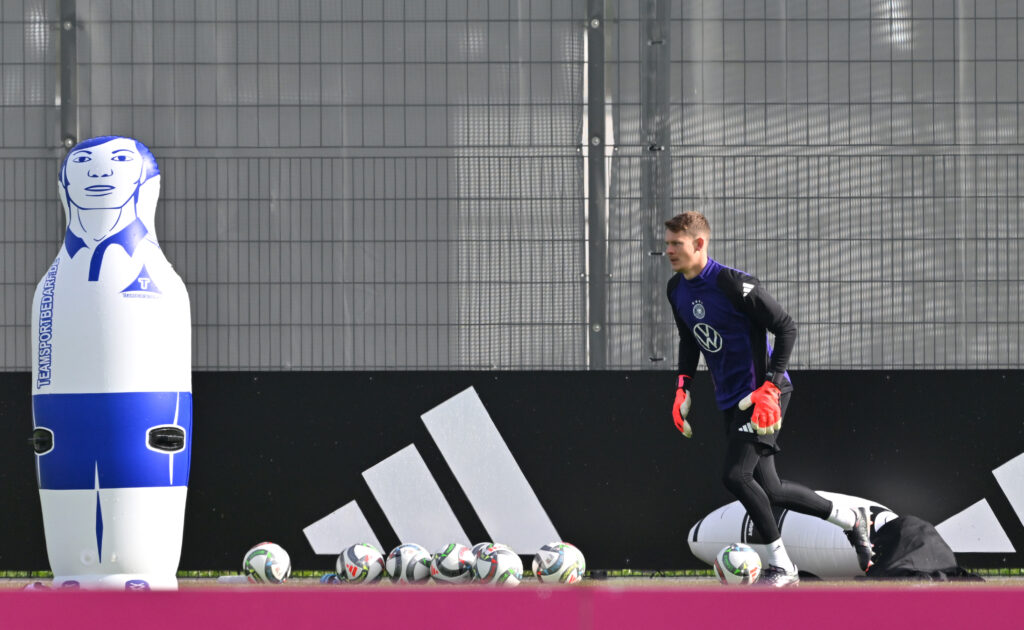 Alexander Nübel läuft im DFB-Dress Runden.