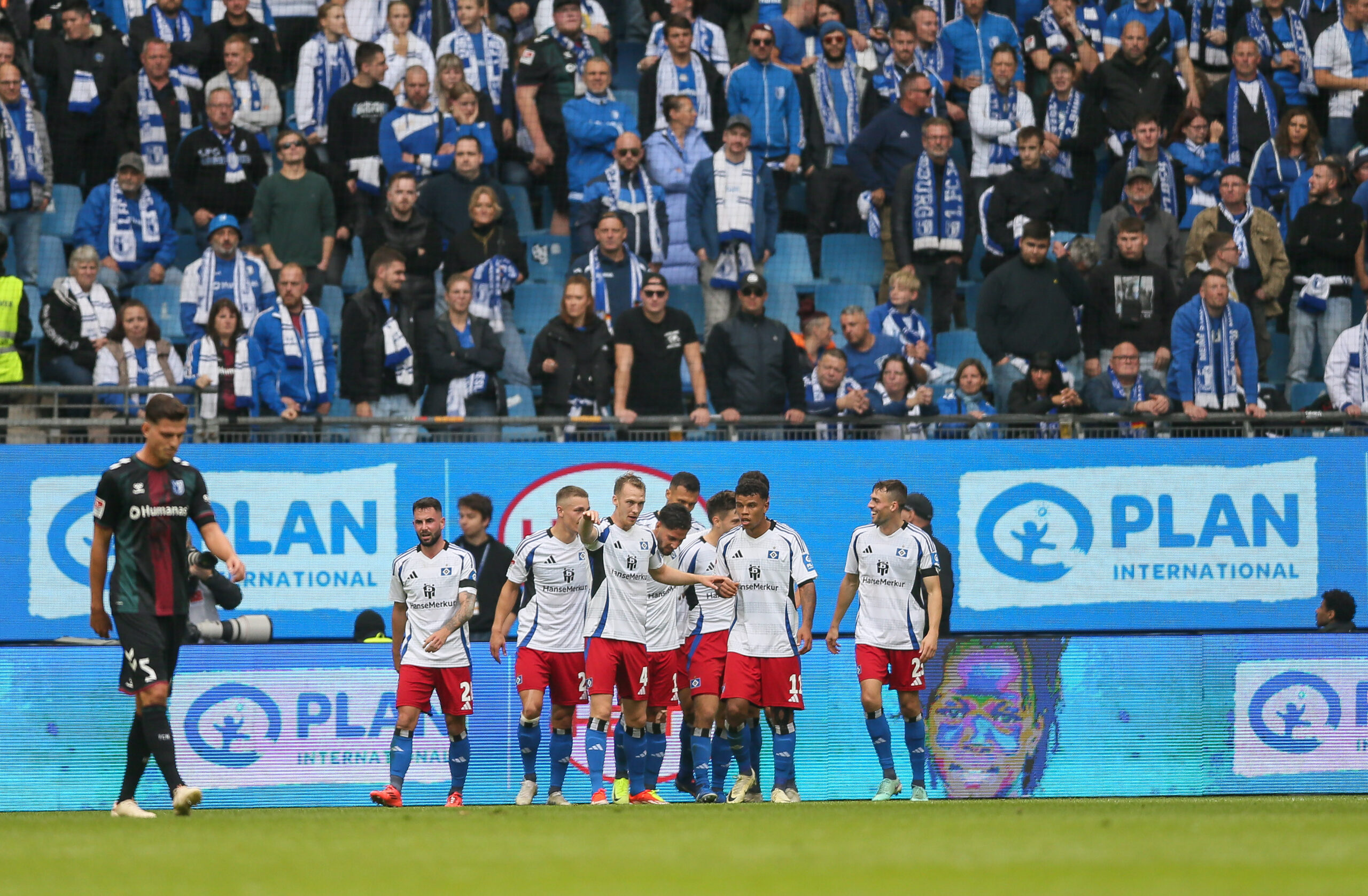 2. Bundesliga: Nürnberg gewinnt Frankenderby deutlich, HSV jubelt zuhause, KSC-Sieg in letzter Sekunde!