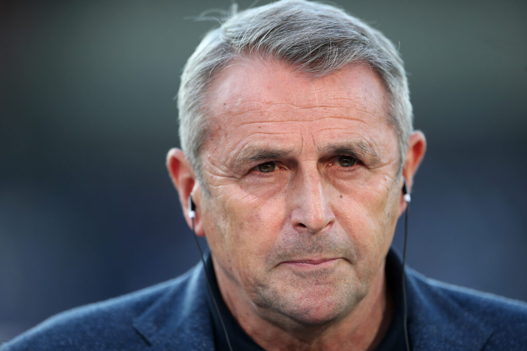 Am Sonntag empfängt Tabellenführer Fortuna Düsseldorf den Hamburger SV zum Spitzenspiel. In der Rolle des klaren Favoriten sieht Sportdirektor Klaus Allofs seine Mannschaft jedoch nicht.