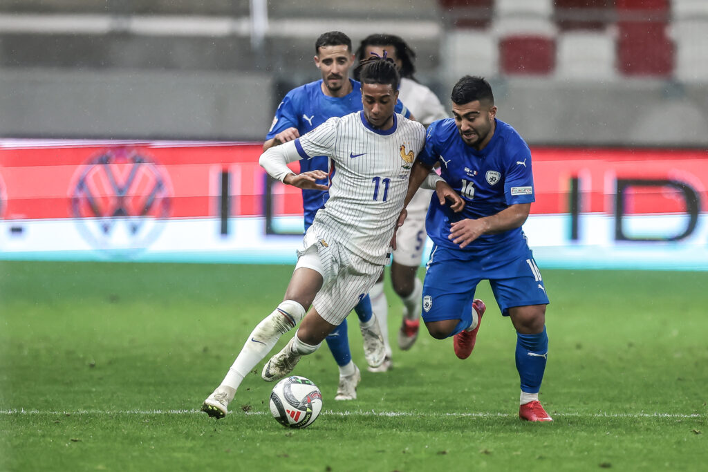 Während Michael Olise beim FC Bayern in glänzender Verfassung ist, läuft es für Frankreich hingegen noch nicht. Didier Deschmaps hat den Flügelspieler für dessen Leistungen kritisiert. 