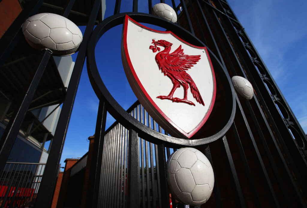 Wappen des FC Liverpool an der Außenseite des Anfield Stadiums