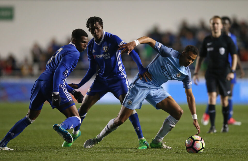 In England sorgt ein Streit zwischen dem FC Liverpool, Manchester United und dem FC Chelsea derzeit für Aufsehen. Dabei geht es um den gegenseitigen Zugang zu Spielen der Jugend-Akademie.