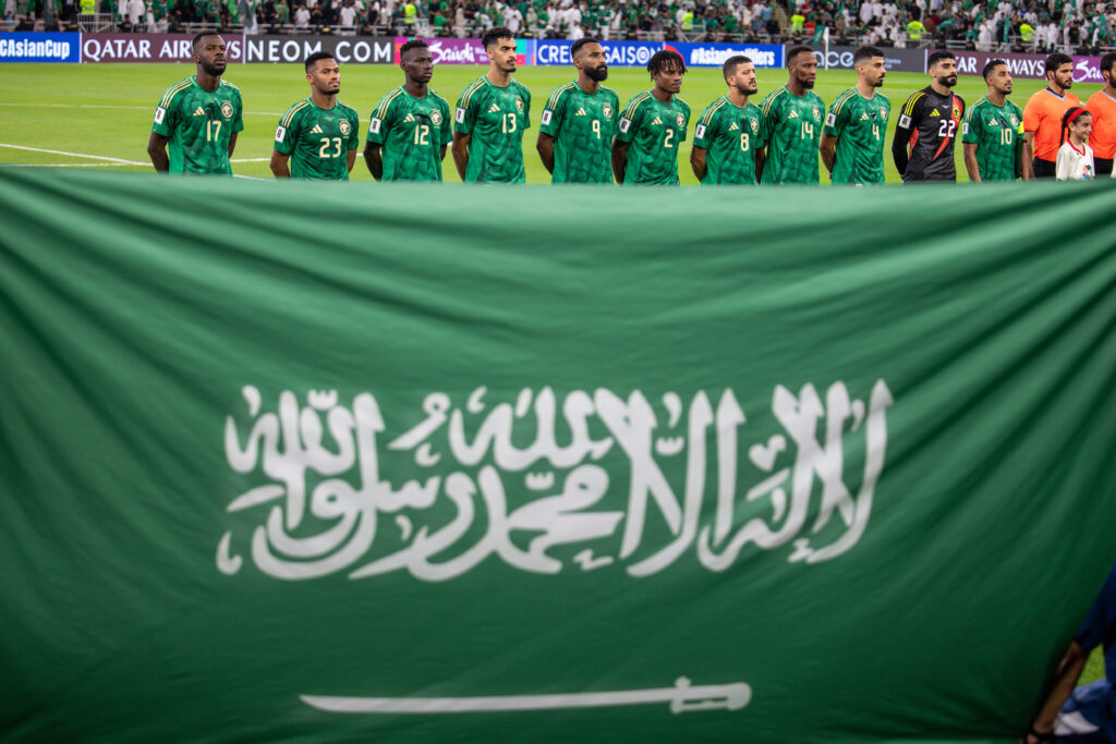 Die Anwaltskanzlei AS&H Clifford Chance sieht sich schweren Vorwürfen ausgesetzt. Menschenrechtsgruppen werfen der Firma vor, die Bewerbung Saudi-Arabiens für die WM 2034 beschönigt zu haben.