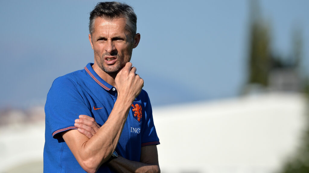Der FC Schalke hat mit Kees van Wonderen am gestrigen Montag seinen neuen Trainer vorgestellt. Matthias Tillmann und Ben Menga erklärten, worauf es den Knappen bei der Suche nach einem neuen Übungsleiter ankam.